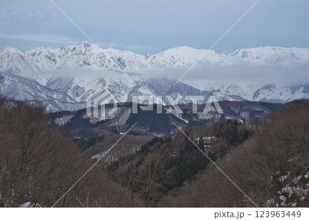 冬の白沢洞門から見る残雪の北アルプス 冬の白沢洞門から見る残雪の北アルプス 123963449