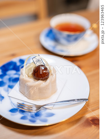 ティータイム　カフェ　喫茶店　紅茶　ケーキと紅茶 123963465