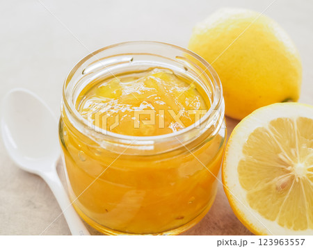 ガラスの瓶に廃入ったレモンジャム ガラスの瓶に廃入ったレモンジャム 123963557