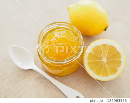 ガラスの瓶に廃入ったレモンジャム 123963558