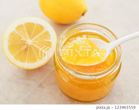 ガラスの瓶に廃入ったレモンジャム 123963559