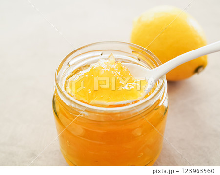 ガラスの瓶に廃入ったレモンジャム ガラスの瓶に廃入ったレモンジャム 123963560