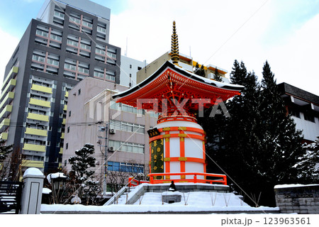 札幌市中央区 冬の新善光寺の宝塔 札幌市中央区 冬の新善光寺の宝塔 123963561
