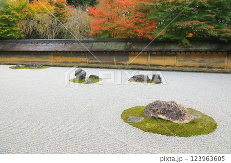 秋の龍安寺石庭(京都市) 秋の龍安寺石庭(京都市) 123963605