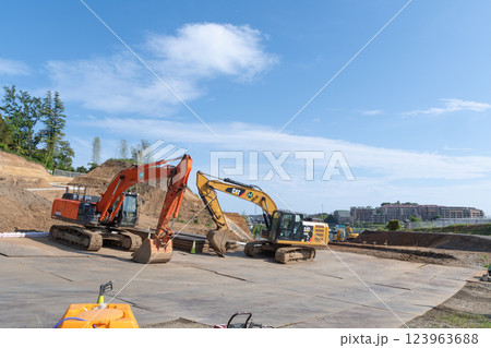 道路建設現場の重機 道路建設現場の重機 123963688