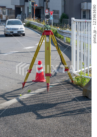 道路上における測量 道路上における測量 123963690