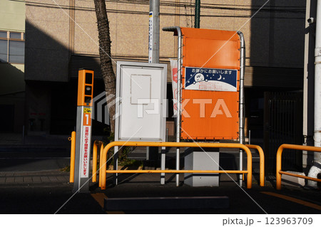 パーキングの自動車駐車管制機器と精算機背面 123963709