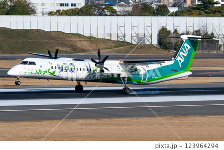 ANAボンバルディア Dash8-Q402伊丹アブローチ 123964294