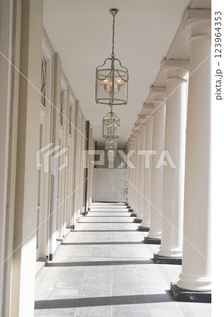 白く続く廊下に光が射す 123964353