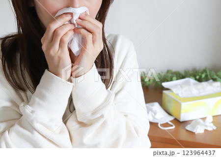 鼻をかむ女性　アレルギー 123964437