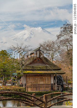 （山梨県）秋の忍野八海　雪化粧した富士山 123964695