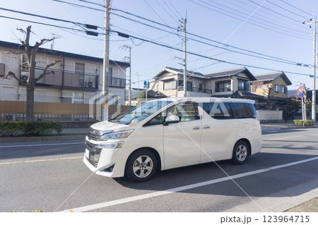 ワンボックスカー ミニバン 道路走行 ワンボックスカー ミニバン 道路走行 123964715