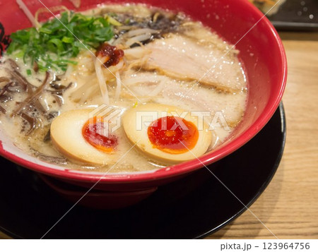 味たまごを乗せ牛じゃんラーメン 味たまごを乗せ牛じゃんラーメン 123964756