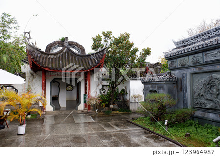 沖縄県那覇市　福州園・庭園入口 123964987