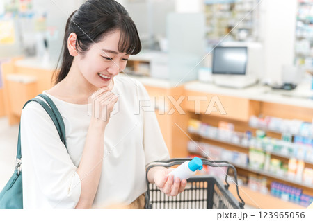 薬局・ドラッグストアで消毒液・うがい薬・洗浄液・虫除け・市販薬の買い物をする女性 薬局・ドラッグストアで消毒液・うがい薬・洗浄液・虫除け・市販薬の買い物をする女性 123965056