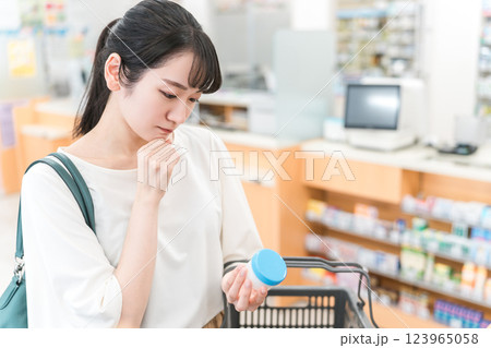 薬局・ドラッグストア・コンビニエンスストアで軟膏・ステロイドの買い物をする女性 123965058