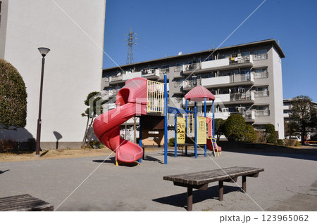 昭和の公団団地と公園の外観 123965062