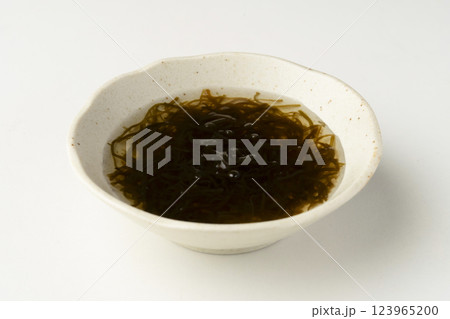 小鉢に盛り付けたもずく酢 123965200
