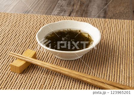 小鉢に盛り付けたもずく酢 小鉢に盛り付けたもずく酢 123965201