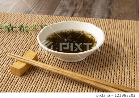 小鉢に盛り付けたもずく酢 小鉢に盛り付けたもずく酢 123965202