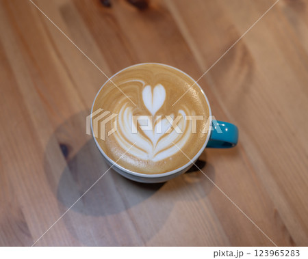 ラテアートがあるカフェ カフェ　喫茶店　ラテアート　コーヒー 123965283