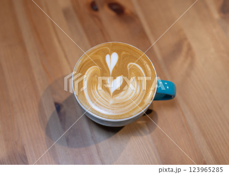 ラテアートがあるカフェ カフェ　喫茶店　ラテアート　コーヒー 123965285