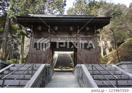 岡山県真庭市にある「木山神社」:随神門 岡山県真庭市にある「木山神社」:随神門 123965569