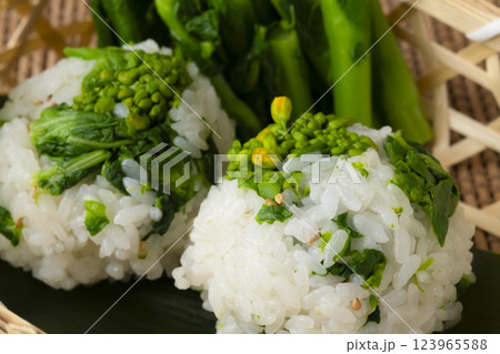 なばなのおにぎり　ナバナのおむすび 123965588