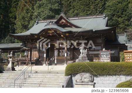岡山県真庭市にある「木山神社」：拝殿を正面から見る 123965606