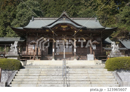 岡山県真庭市にある「木山神社」：拝殿を正面から見る 123965607