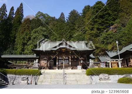 岡山県真庭市にある「木山神社」：拝殿を正面から見る 123965608