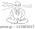 座禅を組む年配のビジネスマン（スルースキルのイメージ） 123965637