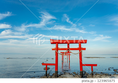 佐賀県太良町 有明海の浅瀬に立つ秋の大魚神社の海中鳥居 佐賀県太良町 有明海の浅瀬に立つ秋の大魚神社の海中鳥居 123965875