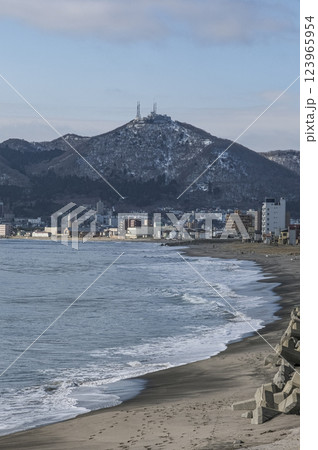 大森浜から眺める函館山 123965954