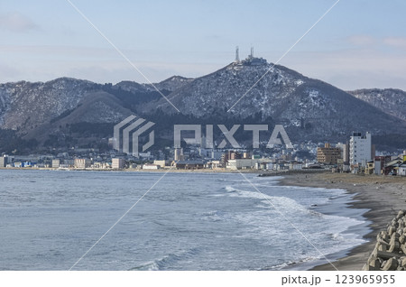 大森浜から眺める函館山 大森浜から眺める函館山 123965955