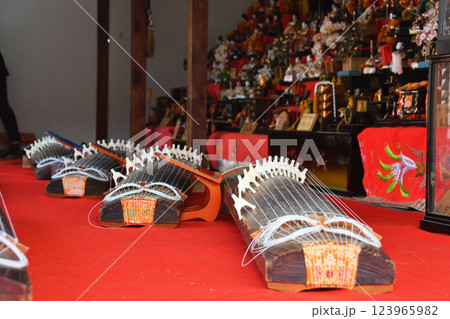 琴とひな人形_01 123965982