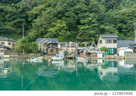 熊本県天草市 世界文化遺産に登録された天草の崎津集落のまちなみの海からの眺め 熊本県天草市 世界文化遺産に登録された天草の崎津集落のまちなみの海からの眺め 123965998