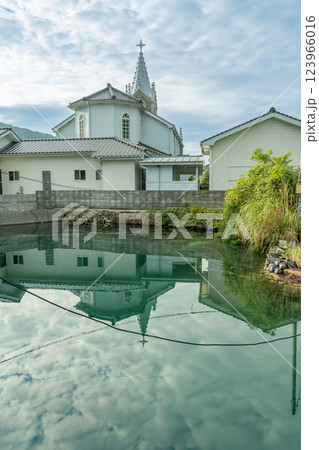 熊本県天草市　世界文化遺産に登録された天草の崎津カトリック教会の朝の海からの眺め 123966016