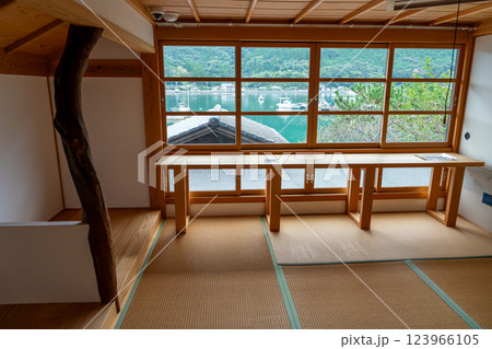 熊本県天草市　世界文化遺産登録の天草崎津集落にある旧網元岩下家よらんかなの2階和室からの眺め 123966105