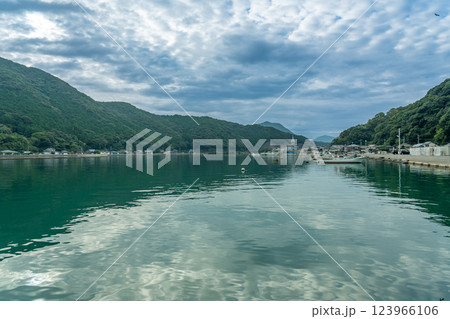 熊本県天草市 世界文化遺産に登録された天草の崎津カトリック教会の朝の海からの眺め 熊本県天草市 世界文化遺産に登録された天草の崎津カトリック教会の朝の海からの眺め 123966106