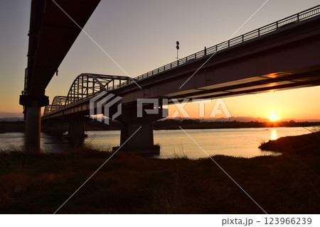 群馬 河川敷から望む夕日 群馬 河川敷から望む夕日 123966239