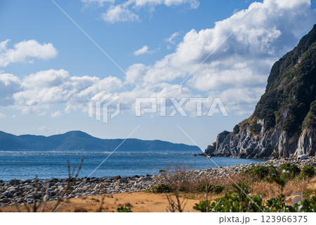 石だらけのビーチの向こうに見える海と島 石だらけのビーチの向こうに見える海と島 123966375