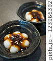 和食器に入ったみたらし団子 123966392