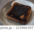 焦げた食パン 123966397