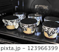 手作りのプリンをオーブンに入れる過程 123966399