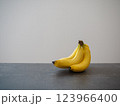 シックなテーブルの上に置かれたバナナ 123966400