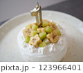 バナナとキウイのバースデーケーキ 123966401