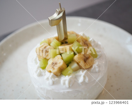 バナナとキウイのバースデーケーキ 123966401