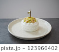 シックなテーブルの上に置かれたバースデーケーキ 123966402