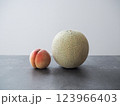 シックなテーブルの上に置かれた桃とメロン 123966403
